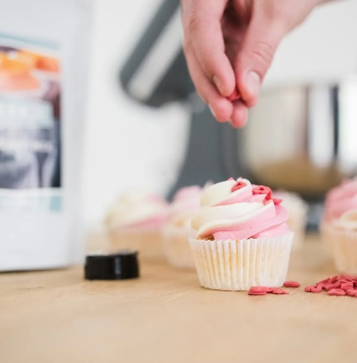 BrandNewCake Confetti Open Hartjes Rood 1500gr.